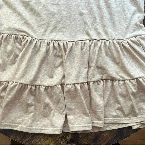 Sleeveless woman’s oatmeal color baby doll top. Size: L. - Picture 2 of 10